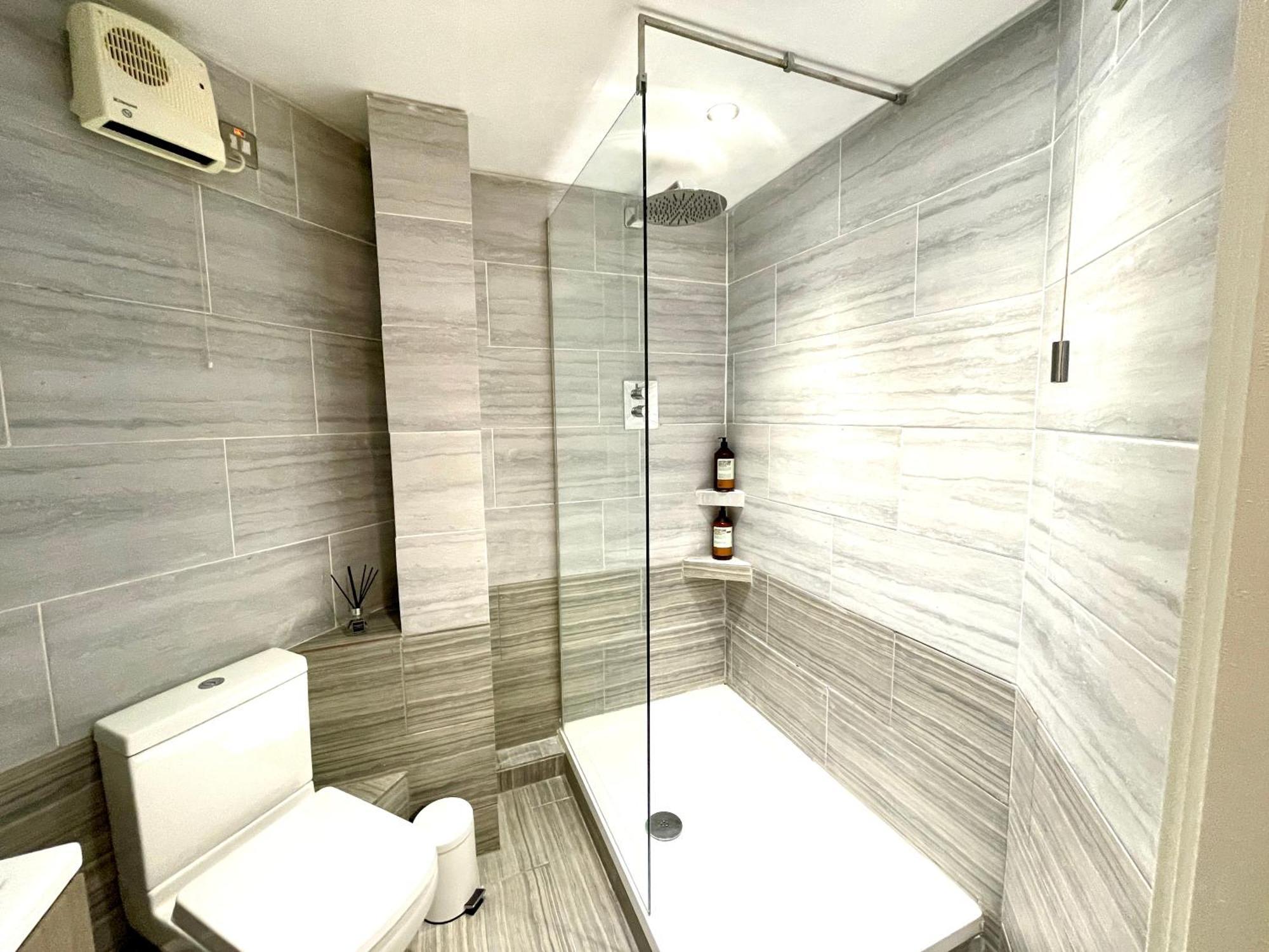 Rnm - Business Professionals Stay, Walsall City Centre, 2 Bedroom With Ensuite And Bathroom, Entire Place, Kitchen & Washroom With Amenities, Smart Tv, Easy Access, Fast Wifi, Parking Nearby, Great Transport Links Exteriér fotografie